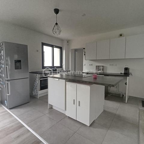 COUP DE COEUR !! Maison familiale avec vie de plain-pied
Le Havre Dollemard/Limite Sainte-Adresse

Venez découvrir cette MAISON FAMILIALE très lumineuse de style contemporain,  mitoyenne d'un côté, d'une superficie d'environ 147 m² située sur la commune du HAVRE, quartier DOLLEMARD, en limite de SAINTE-ADRESSE.

Dès l'entrée, vous arriverez dans un bel espace de vie TRAVERSANT avec cuisine aménagée intégrée d'une superficie de 50 m² donnant accès au JARDIN avec terrasse.

Vous trouverez également à ce niveau une suite parentale avec salle de douche et 1 wc séparé permettant une VIE DE PLAIN-PIED.

Arrivé à l'étage, vous serez charmé par les 4 chambres très spacieuses et lumineuses, la pièce DRESSING, ainsi que par la salle de bain comportant une baignoire et une douche, et 1 wc séparé.

La maison comporte également un garage 1 voiture attenant + 1 stationnement dans la cour ainsi qu'un très grand sous-sol très pratique pour le rangement ou y installer l'espace buanderie.

Ce pavillon classé en DPE B vous permettra également de réaliser de belles ECONOMIES D'ENERGIE grâce à ses équipements tels que sa bonne isolation, ses fenêtres double-vitrage+argon, ses volets roulants et son cumulus thermo-dynamique.

Cette maison au calme située à 5 minutes des écoles maternelle, primaire et collège sera parfaite pour y accueillir une famille nombreuse proche des commodités.

N'hésitez pas à me contacter pour plus de renseignements et une éventuelle visite !

Christine MABIRE - BSK IMMOBILIER
06 29 19 56 45