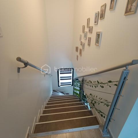COUP DE COEUR !! Maison familiale avec vie de plain-pied
Le Havre Dollemard/Limite Sainte-Adresse

Venez découvrir cette MAISON FAMILIALE très lumineuse de style contemporain,  mitoyenne d'un côté, d'une superficie d'environ 147 m² située sur la commune du HAVRE, quartier DOLLEMARD, en limite de SAINTE-ADRESSE.

Dès l'entrée, vous arriverez dans un bel espace de vie TRAVERSANT avec cuisine aménagée intégrée d'une superficie de 50 m² donnant accès au JARDIN avec terrasse.

Vous trouverez également à ce niveau une suite parentale avec salle de douche et 1 wc séparé permettant une VIE DE PLAIN-PIED.

Arrivé à l'étage, vous serez charmé par les 4 chambres très spacieuses et lumineuses, la pièce DRESSING, ainsi que par la salle de bain comportant une baignoire et une douche, et 1 wc séparé.

La maison comporte également un garage 1 voiture attenant + 1 stationnement dans la cour ainsi qu'un très grand sous-sol très pratique pour le rangement ou y installer l'espace buanderie.

Ce pavillon classé en DPE B vous permettra également de réaliser de belles ECONOMIES D'ENERGIE grâce à ses équipements tels que sa bonne isolation, ses fenêtres double-vitrage+argon, ses volets roulants et son cumulus thermo-dynamique.

Cette maison au calme située à 5 minutes des écoles maternelle, primaire et collège sera parfaite pour y accueillir une famille nombreuse proche des commodités.

N'hésitez pas à me contacter pour plus de renseignements et une éventuelle visite !

Christine MABIRE - BSK IMMOBILIER
06 29 19 56 45
