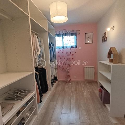 COUP DE COEUR !! Maison familiale avec vie de plain-pied
Le Havre Dollemard/Limite Sainte-Adresse

Venez découvrir cette MAISON FAMILIALE très lumineuse de style contemporain,  mitoyenne d'un côté, d'une superficie d'environ 147 m² située sur la commune du HAVRE, quartier DOLLEMARD, en limite de SAINTE-ADRESSE.

Dès l'entrée, vous arriverez dans un bel espace de vie TRAVERSANT avec cuisine aménagée intégrée d'une superficie de 50 m² donnant accès au JARDIN avec terrasse.

Vous trouverez également à ce niveau une suite parentale avec salle de douche et 1 wc séparé permettant une VIE DE PLAIN-PIED.

Arrivé à l'étage, vous serez charmé par les 4 chambres très spacieuses et lumineuses, la pièce DRESSING, ainsi que par la salle de bain comportant une baignoire et une douche, et 1 wc séparé.

La maison comporte également un garage 1 voiture attenant + 1 stationnement dans la cour ainsi qu'un très grand sous-sol très pratique pour le rangement ou y installer l'espace buanderie.

Ce pavillon classé en DPE B vous permettra également de réaliser de belles ECONOMIES D'ENERGIE grâce à ses équipements tels que sa bonne isolation, ses fenêtres double-vitrage+argon, ses volets roulants et son cumulus thermo-dynamique.

Cette maison au calme située à 5 minutes des écoles maternelle, primaire et collège sera parfaite pour y accueillir une famille nombreuse proche des commodités.

N'hésitez pas à me contacter pour plus de renseignements et une éventuelle visite !

Christine MABIRE - BSK IMMOBILIER
06 29 19 56 45