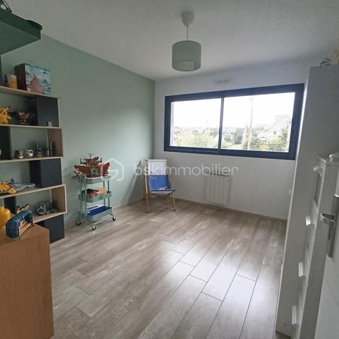 COUP DE COEUR !! Maison familiale avec vie de plain-pied
Le Havre Dollemard/Limite Sainte-Adresse

Venez découvrir cette MAISON FAMILIALE très lumineuse de style contemporain,  mitoyenne d'un côté, d'une superficie d'environ 147 m² située sur la commune du HAVRE, quartier DOLLEMARD, en limite de SAINTE-ADRESSE.

Dès l'entrée, vous arriverez dans un bel espace de vie TRAVERSANT avec cuisine aménagée intégrée d'une superficie de 50 m² donnant accès au JARDIN avec terrasse.

Vous trouverez également à ce niveau une suite parentale avec salle de douche et 1 wc séparé permettant une VIE DE PLAIN-PIED.

Arrivé à l'étage, vous serez charmé par les 4 chambres très spacieuses et lumineuses, la pièce DRESSING, ainsi que par la salle de bain comportant une baignoire et une douche, et 1 wc séparé.

La maison comporte également un garage 1 voiture attenant + 1 stationnement dans la cour ainsi qu'un très grand sous-sol très pratique pour le rangement ou y installer l'espace buanderie.

Ce pavillon classé en DPE B vous permettra également de réaliser de belles ECONOMIES D'ENERGIE grâce à ses équipements tels que sa bonne isolation, ses fenêtres double-vitrage+argon, ses volets roulants et son cumulus thermo-dynamique.

Cette maison au calme située à 5 minutes des écoles maternelle, primaire et collège sera parfaite pour y accueillir une famille nombreuse proche des commodités.

N'hésitez pas à me contacter pour plus de renseignements et une éventuelle visite !

Christine MABIRE - BSK IMMOBILIER
06 29 19 56 45