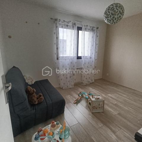 COUP DE COEUR !! Maison familiale avec vie de plain-pied
Le Havre Dollemard/Limite Sainte-Adresse

Venez découvrir cette MAISON FAMILIALE très lumineuse de style contemporain,  mitoyenne d'un côté, d'une superficie d'environ 147 m² située sur la commune du HAVRE, quartier DOLLEMARD, en limite de SAINTE-ADRESSE.

Dès l'entrée, vous arriverez dans un bel espace de vie TRAVERSANT avec cuisine aménagée intégrée d'une superficie de 50 m² donnant accès au JARDIN avec terrasse.

Vous trouverez également à ce niveau une suite parentale avec salle de douche et 1 wc séparé permettant une VIE DE PLAIN-PIED.

Arrivé à l'étage, vous serez charmé par les 4 chambres très spacieuses et lumineuses, la pièce DRESSING, ainsi que par la salle de bain comportant une baignoire et une douche, et 1 wc séparé.

La maison comporte également un garage 1 voiture attenant + 1 stationnement dans la cour ainsi qu'un très grand sous-sol très pratique pour le rangement ou y installer l'espace buanderie.

Ce pavillon classé en DPE B vous permettra également de réaliser de belles ECONOMIES D'ENERGIE grâce à ses équipements tels que sa bonne isolation, ses fenêtres double-vitrage+argon, ses volets roulants et son cumulus thermo-dynamique.

Cette maison au calme située à 5 minutes des écoles maternelle, primaire et collège sera parfaite pour y accueillir une famille nombreuse proche des commodités.

N'hésitez pas à me contacter pour plus de renseignements et une éventuelle visite !

Christine MABIRE - BSK IMMOBILIER
06 29 19 56 45