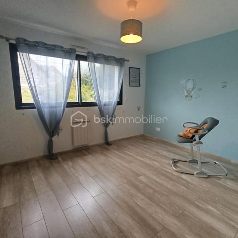 COUP DE COEUR !! Maison familiale avec vie de plain-pied
Le Havre Dollemard/Limite Sainte-Adresse

Venez découvrir cette MAISON FAMILIALE très lumineuse de style contemporain,  mitoyenne d'un côté, d'une superficie d'environ 147 m² située sur la commune du HAVRE, quartier DOLLEMARD, en limite de SAINTE-ADRESSE.

Dès l'entrée, vous arriverez dans un bel espace de vie TRAVERSANT avec cuisine aménagée intégrée d'une superficie de 50 m² donnant accès au JARDIN avec terrasse.

Vous trouverez également à ce niveau une suite parentale avec salle de douche et 1 wc séparé permettant une VIE DE PLAIN-PIED.

Arrivé à l'étage, vous serez charmé par les 4 chambres très spacieuses et lumineuses, la pièce DRESSING, ainsi que par la salle de bain comportant une baignoire et une douche, et 1 wc séparé.

La maison comporte également un garage 1 voiture attenant + 1 stationnement dans la cour ainsi qu'un très grand sous-sol très pratique pour le rangement ou y installer l'espace buanderie.

Ce pavillon classé en DPE B vous permettra également de réaliser de belles ECONOMIES D'ENERGIE grâce à ses équipements tels que sa bonne isolation, ses fenêtres double-vitrage+argon, ses volets roulants et son cumulus thermo-dynamique.

Cette maison au calme située à 5 minutes des écoles maternelle, primaire et collège sera parfaite pour y accueillir une famille nombreuse proche des commodités.

N'hésitez pas à me contacter pour plus de renseignements et une éventuelle visite !

Christine MABIRE - BSK IMMOBILIER
06 29 19 56 45
