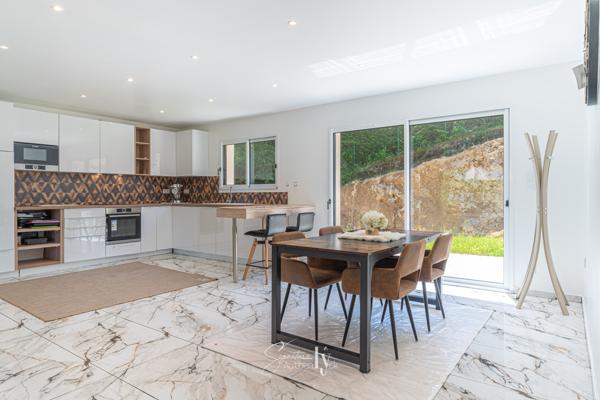 Maison
         4 pièces
        - 105 m²