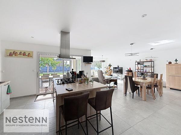 CHALLANS  Maison contemporaine de plain-pied avec grand garage et prestations de qualité !