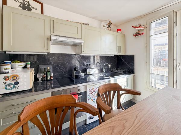 Appartement Paris 1 pièce(s) 26 m2 lumineux