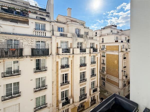 Appartement Paris 1 pièce(s) 26 m2 lumineux