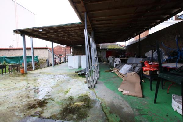 Dans le centre ville de Massy un ensemble immobilier restaurant et habitation.