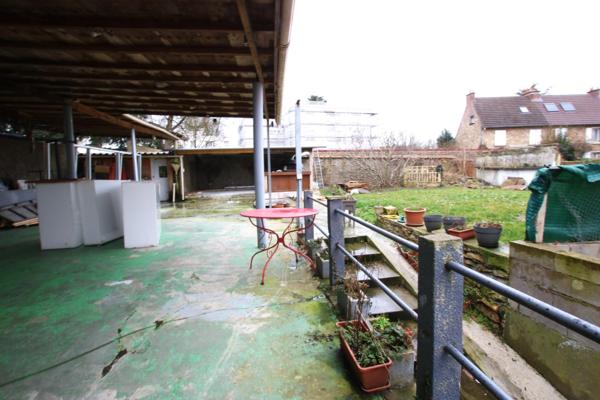 Dans le centre ville de Massy un ensemble immobilier restaurant et habitation.