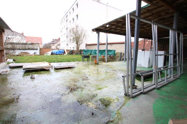 Dans le centre ville de Massy un ensemble immobilier restaurant et habitation.