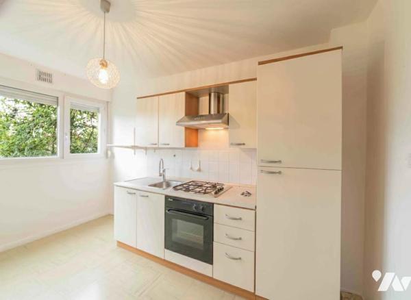 T3 traversant 1er étage, ascenseur, cave et garage