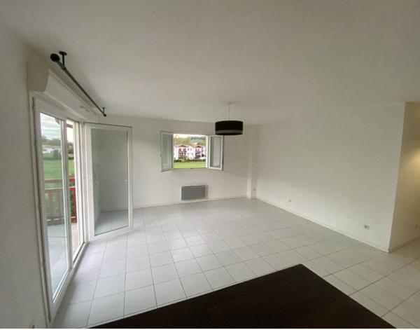 Superbe T3 de 61 M2 récent avec Terrasse st pee sur Nivelle