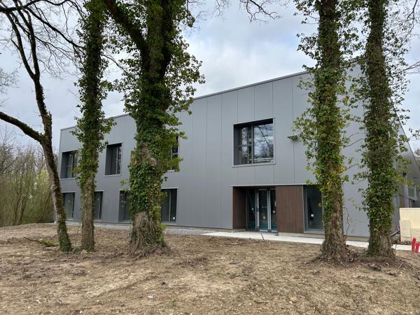 Location bureaux neufs à Saint-Nazaire avec parking et espaces lumineux