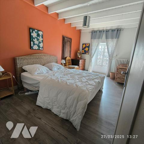 Cette charmante maison en pierre d'environ 156.9 m² vous offre un cadre de vie agréable. Dès l'...