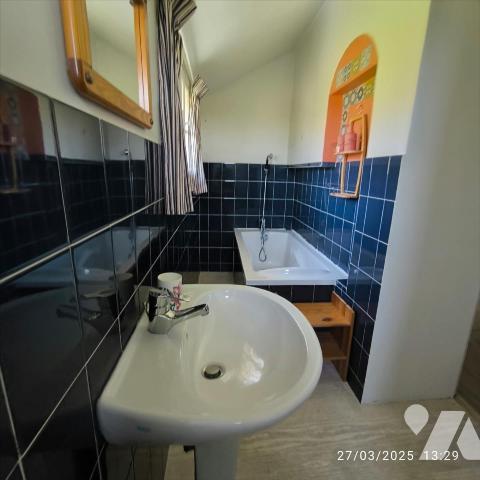 Cette charmante maison en pierre d'environ 156.9 m² vous offre un cadre de vie agréable. Dès l'...