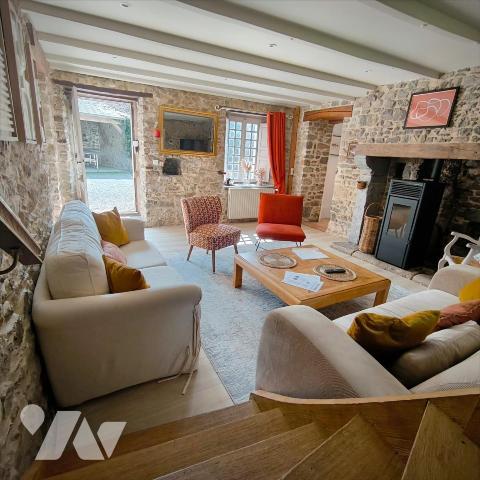 Cette charmante maison en pierre d'environ 156.9 m² vous offre un cadre de vie agréable. Dès l'...