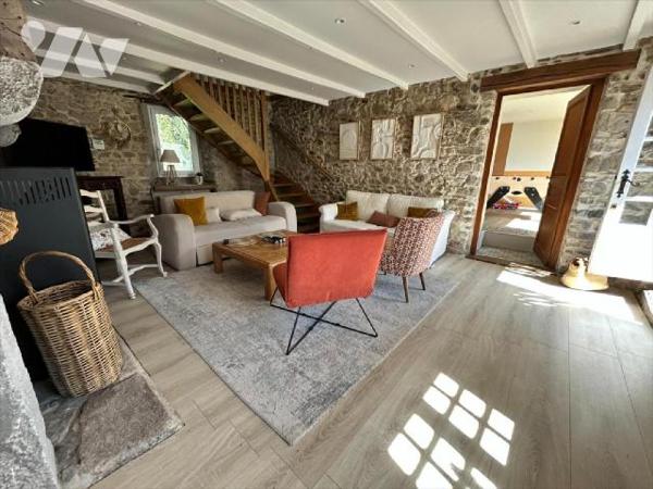 Cette charmante maison en pierre d'environ 156.9 m² vous offre un cadre de vie agréable. Dès l'...