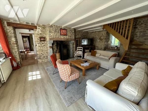 Cette charmante maison en pierre d'environ 156.9 m² vous offre un cadre de vie agréable. Dès l'...