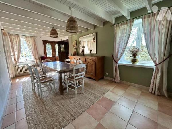 Cette charmante maison en pierre d'environ 156.9 m² vous offre un cadre de vie agréable. Dès l'...