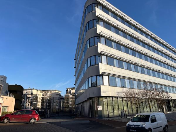 Bureaux à louer à Ermont immeuble récent au pied de la gare et parkings