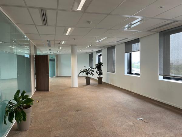 Bureaux à louer à Ermont immeuble récent au pied de la gare et parkings
