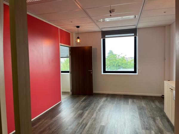 Bureaux à louer à Ermont immeuble récent au pied de la gare et parkings