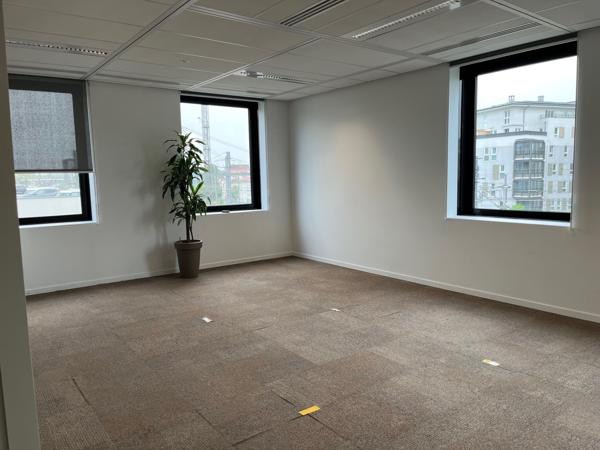 Bureaux à louer à Ermont immeuble récent au pied de la gare et parkings