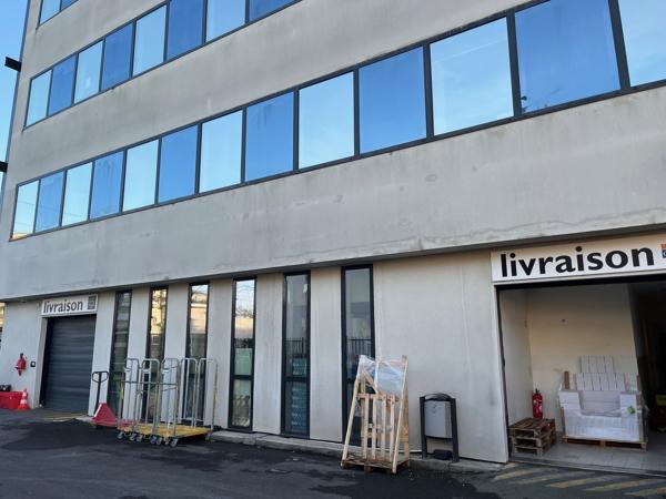 Bureaux à louer à Ermont immeuble récent au pied de la gare et parkings