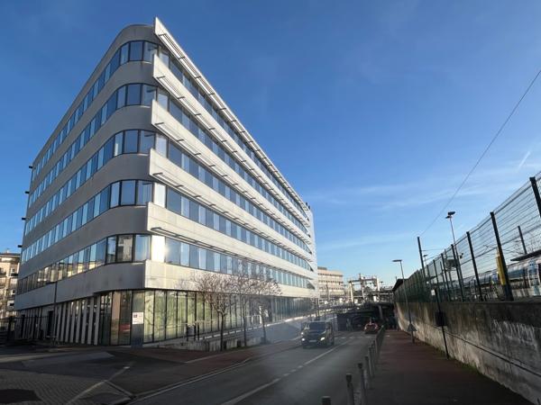 Bureaux à louer à Ermont immeuble récent au pied de la gare et parkings