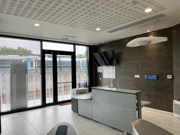 Bureaux à louer à Ermont immeuble récent au pied de la gare et parkings