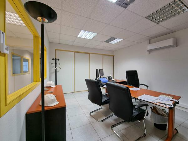 SAINT BENOIT GRAND LARGE POLYCLINIQUE - BUREAUX A LOUER 155m²