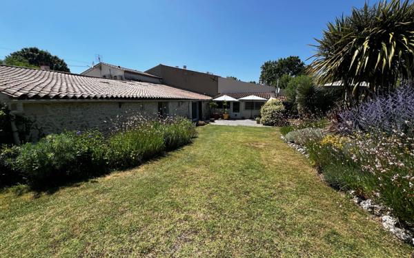 Maison à vendre    7 pièces • 226 m2 Semussac