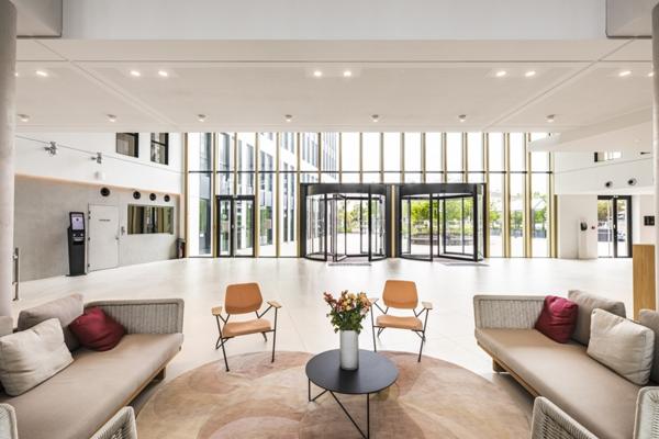 Bureaux rénovés avec jardin, à louer à Colombes