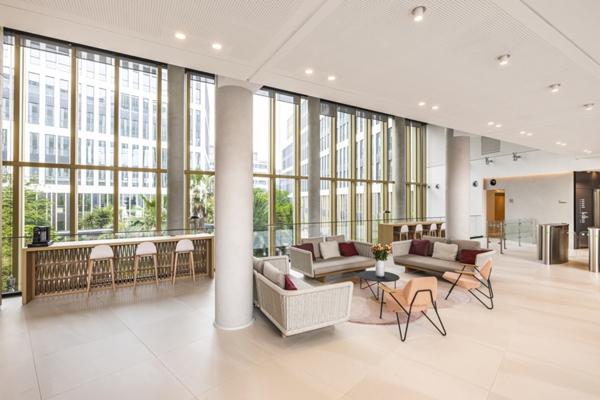 Bureaux rénovés avec jardin, à louer à Colombes