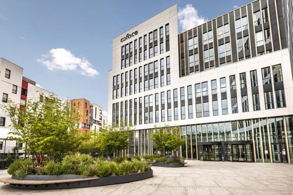 Bureaux rénovés avec jardin, à louer à Colombes
