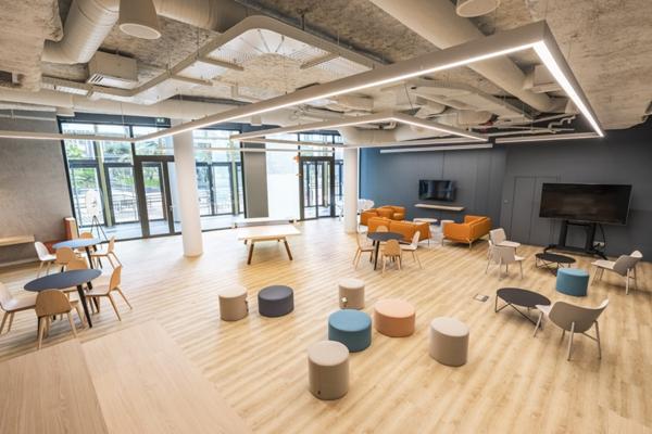 Bureaux rénovés avec jardin, à louer à Colombes