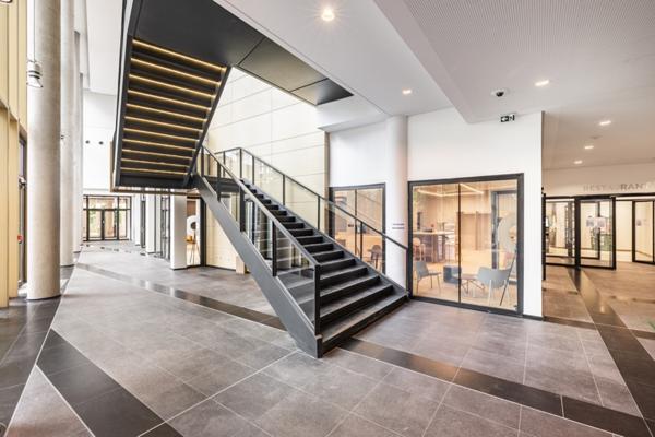 Bureaux rénovés avec jardin, à louer à Colombes