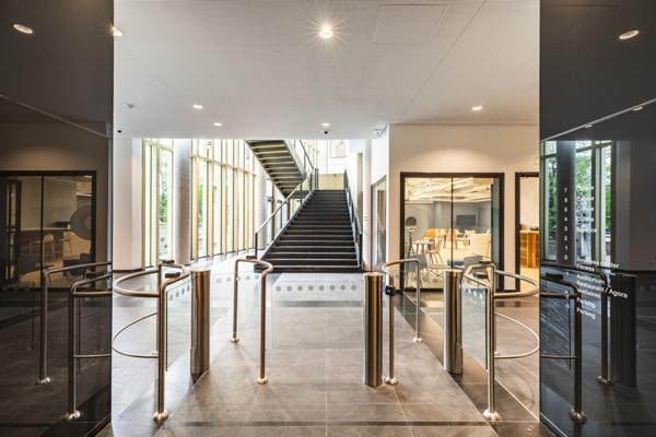 Bureaux rénovés avec jardin, à louer à Colombes
