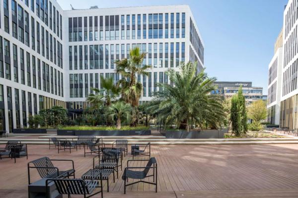Bureaux rénovés avec jardin, à louer à Colombes