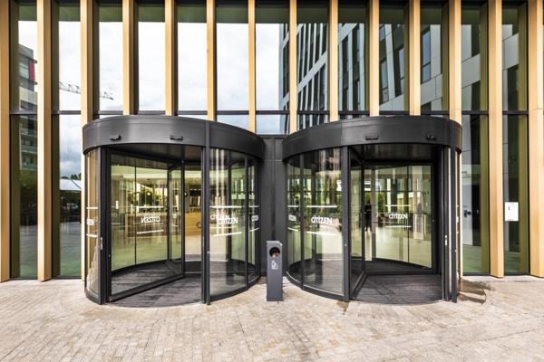 Bureaux rénovés avec jardin, à louer à Colombes