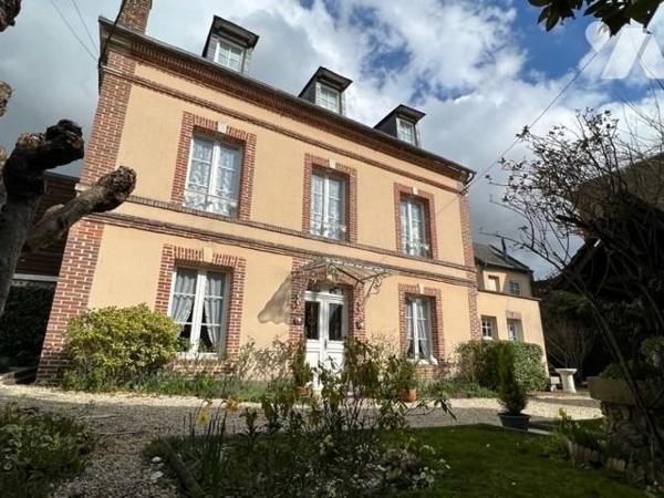 ORBEC RARE A LA VENTE JOLIE MAISON DE CENTRE VILLE AVEC JARDIN ET COMMERCES A PIED