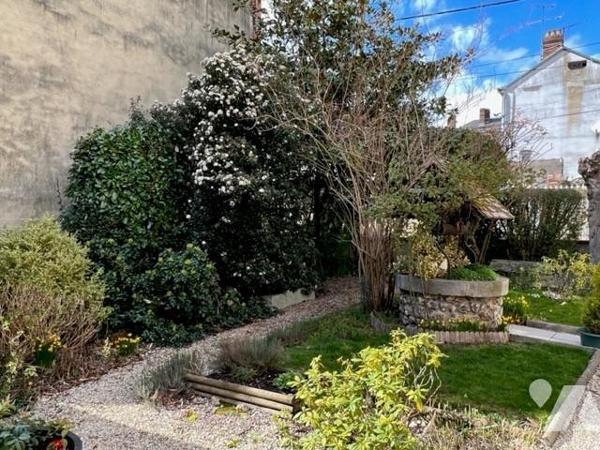 ORBEC RARE A LA VENTE JOLIE MAISON DE CENTRE VILLE AVEC JARDIN ET COMMERCES A PIED