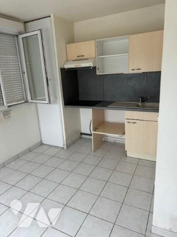 Studio comprenant entrée, séjour avec coin cuisine, salle d'eau avec WC 
Balcon
Parking