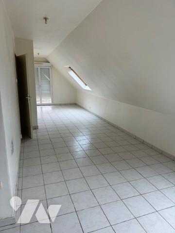 Studio comprenant entrée, séjour avec coin cuisine, salle d'eau avec WC 
Balcon
Parking