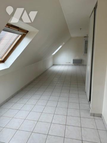 Studio comprenant entrée, séjour avec coin cuisine, salle d'eau avec WC 
Balcon
Parking