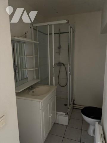 Studio comprenant entrée, séjour avec coin cuisine, salle d'eau avec WC 
Balcon
Parking