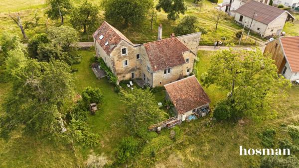 Maison en pierre 7 pièces de 301m² avec 12 ares - Montferrand-le-Château