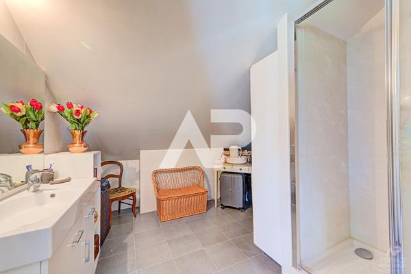 Maison Suresnes 7 pièce(s) 161m² 1 200 000 € **  - Référence  20082