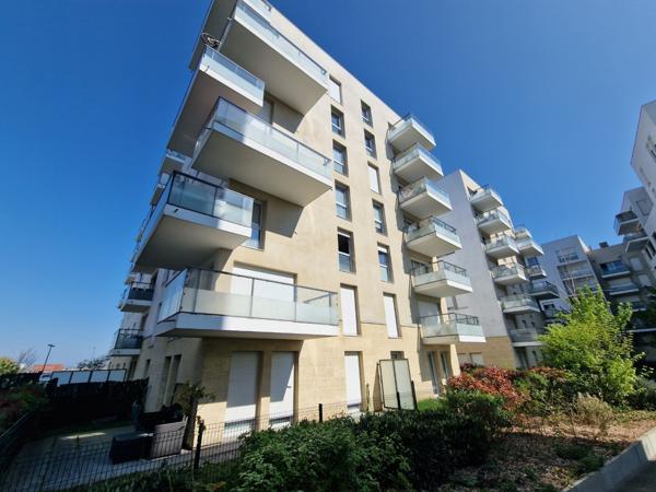 Beau 2 pièces avec une terrasse et un parking à Mantes La Ville Gare
