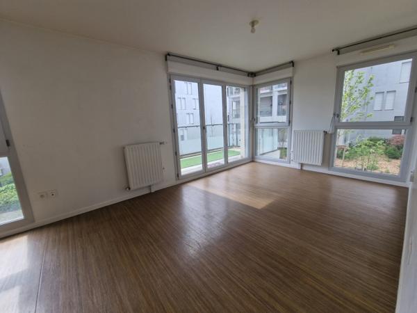 Beau 2 pièces avec une terrasse et un parking à Mantes La Ville Gare