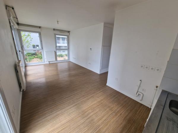 Beau 2 pièces avec une terrasse et un parking à Mantes La Ville Gare